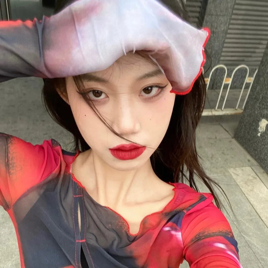 戴流苏耳环的少女